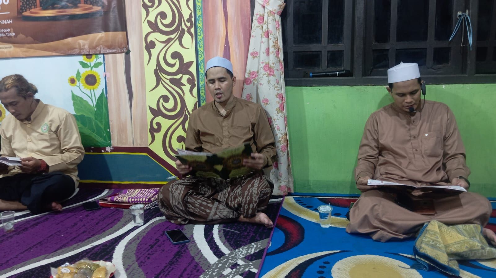 Pembacaan maulid oleh pembaca majelis.