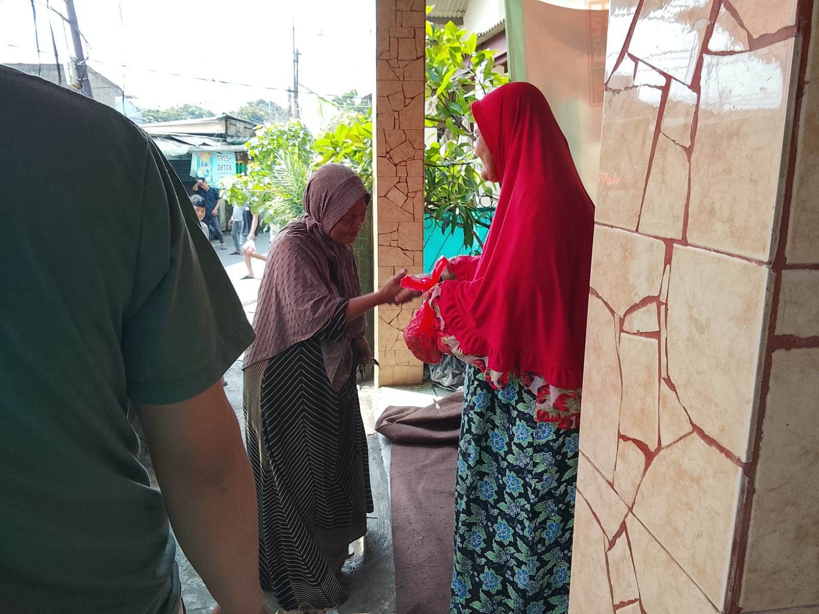Pembagian berlanjut sampai seluruh daftar penerima di lingkungan RW selesai.