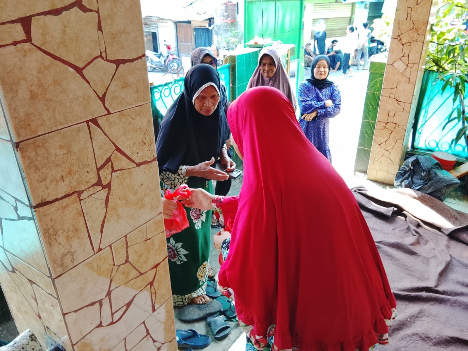Daging dibagikan ke rumah warga sekitar